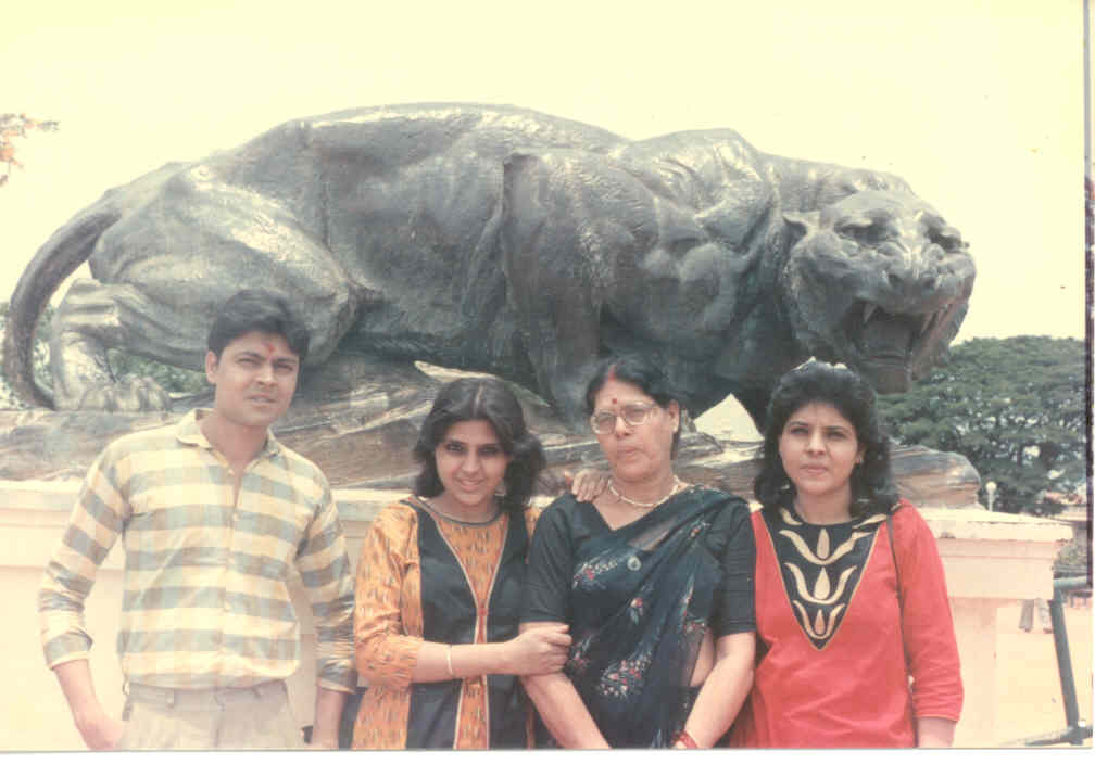  My Family with Mom, Guddu (Anuraj), Chetna (Anupriya), & Bhavna (Anuradha), on vacation.