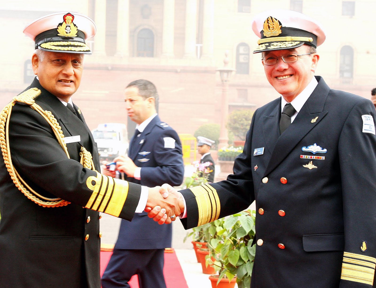 Indian Chief of Naval Staff Admiral Nirmal Verma receiving Vice Admiral Elizer Marom, Commander-in-Chief of the Israeli Navy at South Block, New Delhi