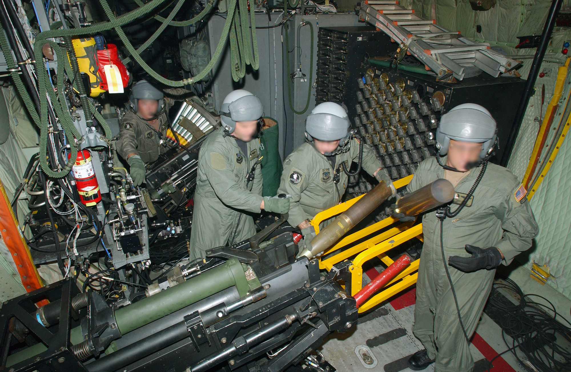          Lockheeds AC-130H Spectre Gunship
Gunners loading 40 mm cannon (background) and 105 mm howitzer (foreground)