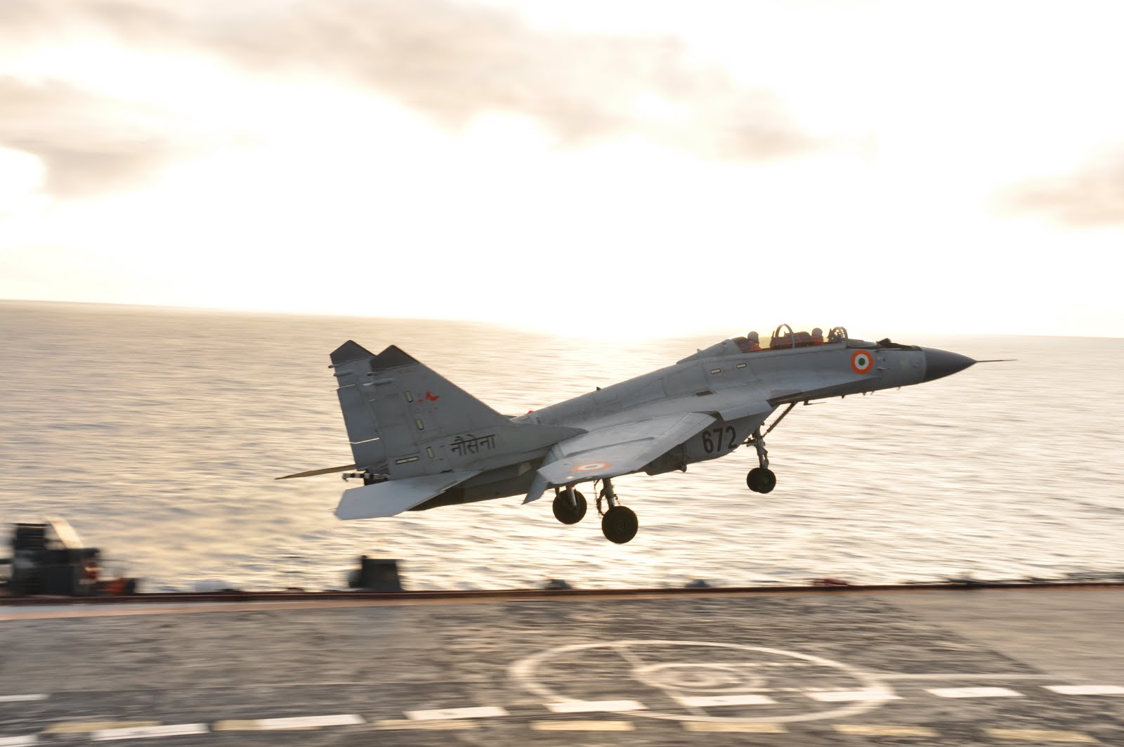 Indian_Navy_Mig-29K-practising_to_land_at_Russian_Navy_Carrier_deck.