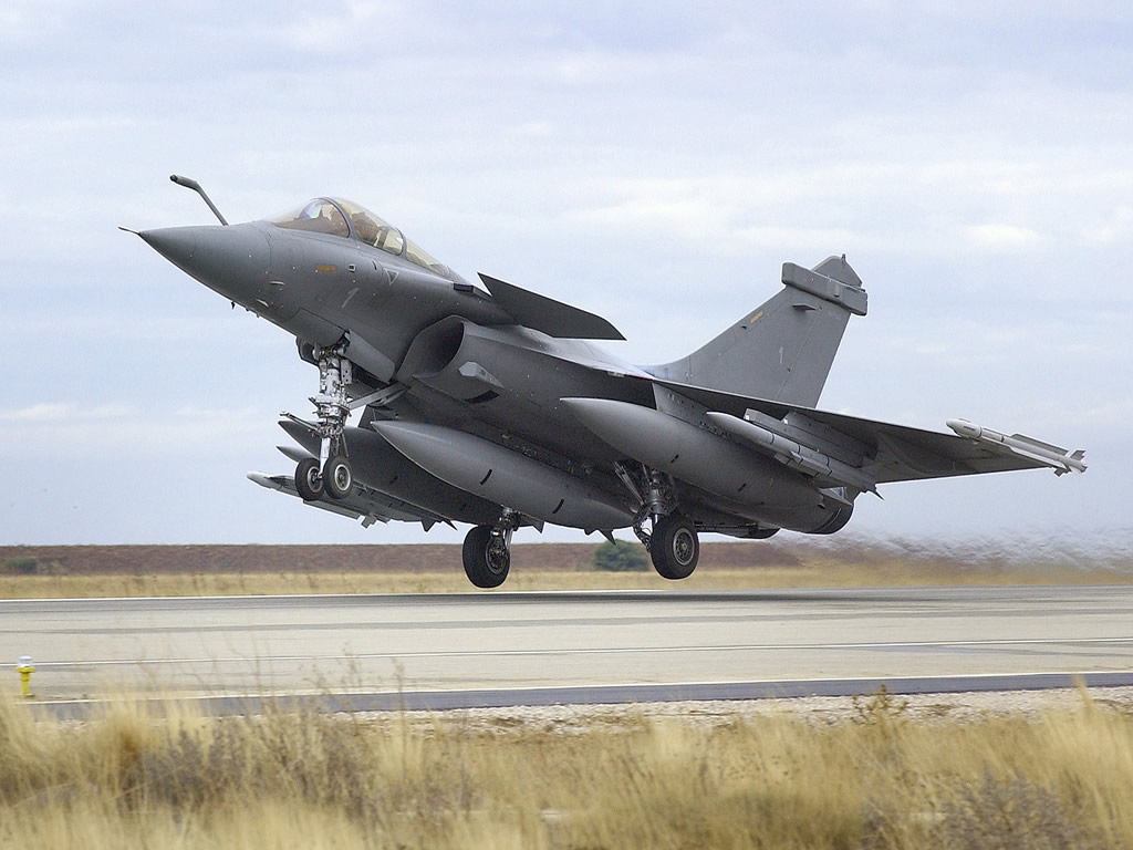        Dassualt's RAFALE-C Onmirole Strike Jet Fighter
The French have offered complete (100%) Transfer Of Technology for manufacture & the source code for the Active Electronic Scanned Array (AESA) Radar; if the RAFALE-C is selected by India for the MMRCA for the IAF 