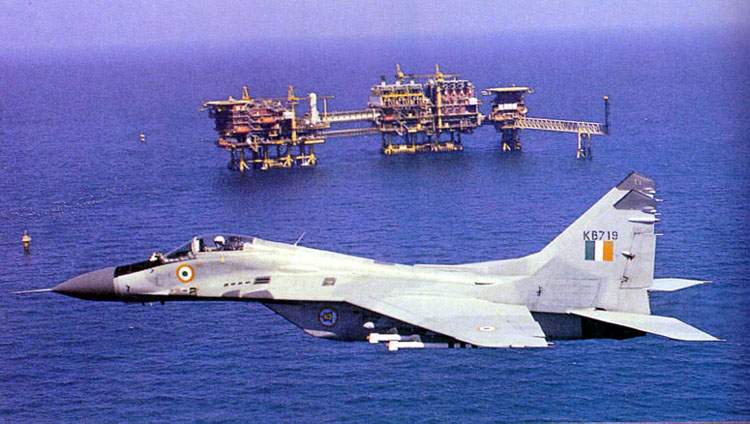 Indian_Maritime-Strike_Mig-29K_patrolling_'BOMBAY-HIGH'_Oil_Rig_Drilling_Stations_Indian_Ocean