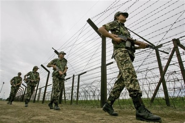Indian_women_of_Border_Security_Force_on_patrol 